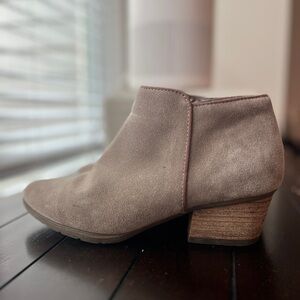 Blondo Tan  Gray Ankle Boots Sleek Suede Design block heel waterproof
